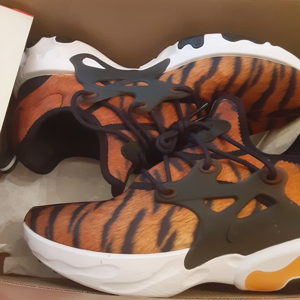 Beautiful almost new nike react presto  tiger shoe